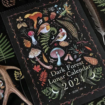 12 x 8 инча Лунен календар на тъмната гора 2024 съдържа 12 оригинални илюстрации, нарисувани през цялата година, 12 месечни цветни